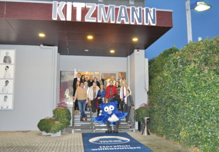 Aktuelles-Blauen-Teppich-Gruppenfoto-vorm-Eingang-von-Kitzmann-Home-Company