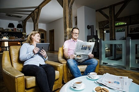 Aktuelles-Sonderformate-Paar-mit-Tageszeitung-und-Tablet